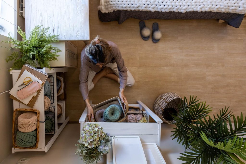 Pessoa organizando um espaço da casa para uma vida mais simples”